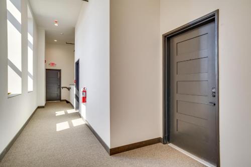 einen Flur mit Tür in einem Gebäude in der Unterkunft Loft-Style Downtown Cashton Studio Dogs Welcome! 