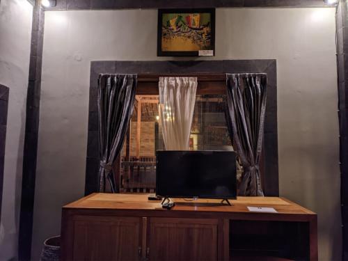 Телевизор и/или развлекательный центр в Astuti Gallery Homestay