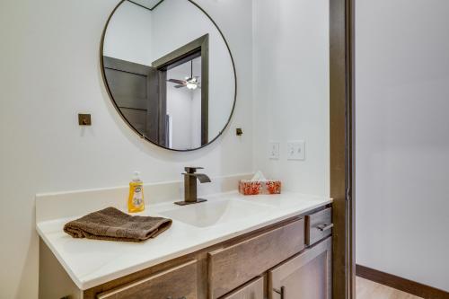Gambar di galeri bagi Cashton Studio Apartment Steps to Downtown! di Cashton