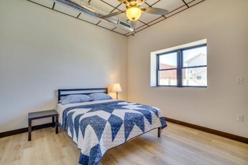 Schlafzimmer mit einem Bett und einem Fenster in der Unterkunft Step-Free Cashton Apartment Steps to Downtown! 