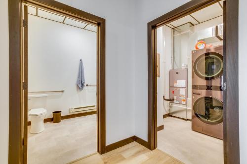 einen Spiegel in einem Zimmer mit Waschmaschine und Trockner in der Unterkunft Step-Free Cashton Apartment Steps to Downtown! 