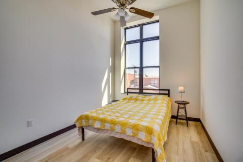 Postel nebo postele na pokoji v ubytování Renovated Loft-Style Apartment in Downtown Cashton