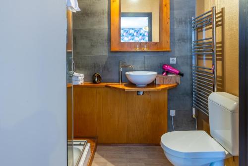 a bathroom with a bowl sink and a toilet at Achouffe Valley in Achouffe