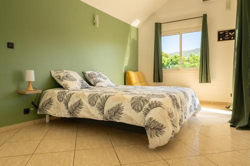 En eller flere senge i et værelse på Villa Paola - Piscine, billard - Au Nord de l'île