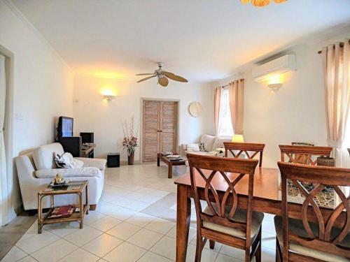 un salon avec un canapé et une table dans l'établissement Tropical villa Pereybere, à Pereybere