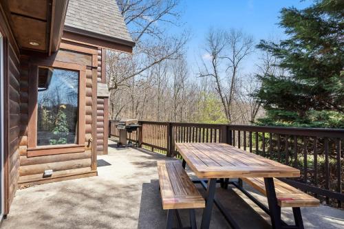 Ein Balkon oder eine Terrasse in der Unterkunft Trail's End Cabin