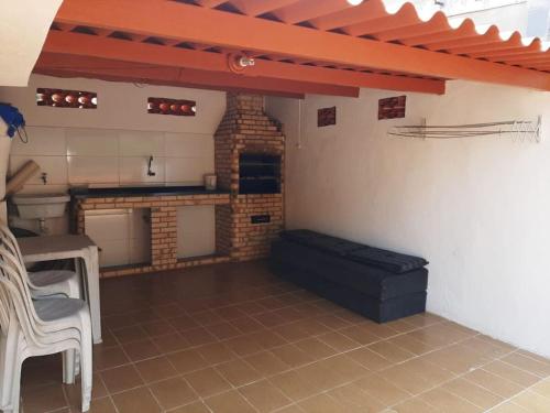 Dapur atau dapur kecil di Casa simples, próxima à Praia dos Anjos