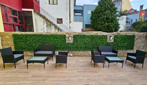 un grupo de sillas y mesas en un patio en Arts Garden, en Oporto