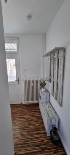 a living room with a bench and a window at Gemütliches Nest zum Wohlfühlen in Osnabrück