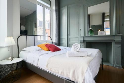 ein Schlafzimmer mit einem Bett, auf dem zwei Handtücher liegen in der Unterkunft Lille Saint Maurice - Nice and functional studio in Lille