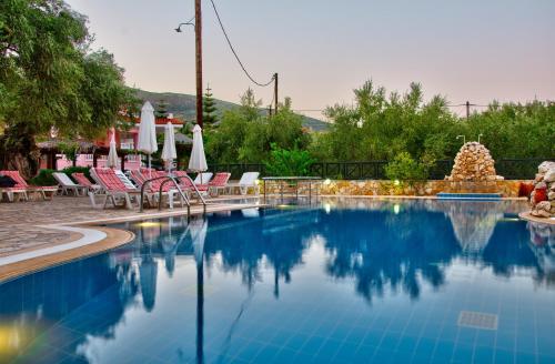 בריכת השחייה שנמצאת ב-Kyprianos או באזור