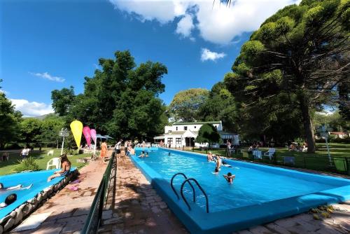 un grupo de personas nadando en una piscina en Casablanca La Granja de Capilla, en Capilla del Monte