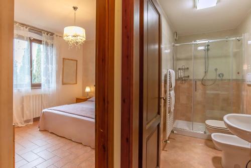 La salle de bains est pourvue d'un lit, d'une douche et d'un lavabo. dans l'établissement Casale Macchiaioli - STAR VIEW, à Castiglioncello