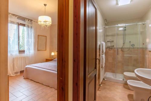 y baño con cama, ducha y lavabo. en Star View Apartment with pool, en Castiglioncello