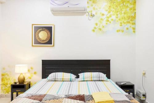 een slaapkamer met een bed en twee nachtkastjes bij Legend's studio room with Mini kitchenette in Hyderabad