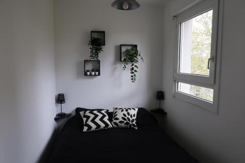 a white room with a bed and a window at Appartement avec vue sur le lez in Montpellier