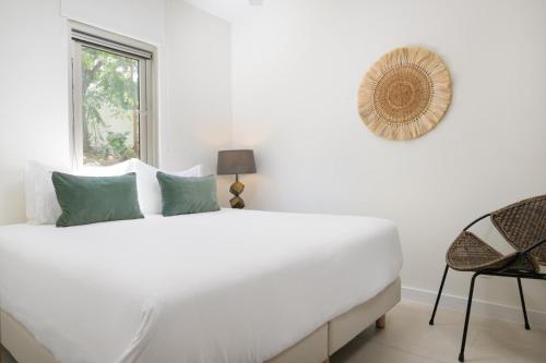 Cama o camas de una habitación en La Mer South, Luxury Oceanfront on Sapodilla Bay