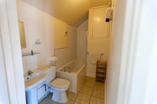 ein Badezimmer mit einem Waschbecken, einem WC und einer Badewanne in der Unterkunft Five Cottages in AONB in Ashford