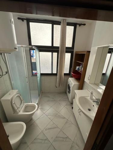 La salle de bains est pourvue de toilettes et d'un lavabo. dans l'établissement You will love it, à Durrës