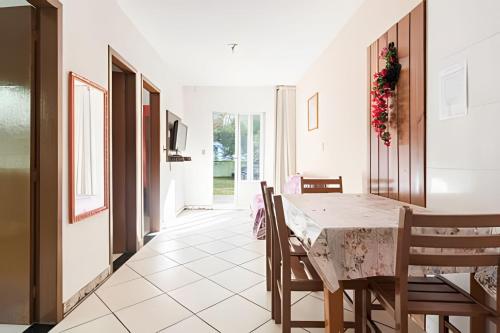 una sala da pranzo con tavolo e sedie di Apartlaguna - 3 residenciais diferentes a Laguna