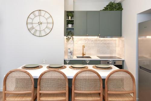Athens Premium Suites - Sunny 2 Bedroom Suite with Parking
