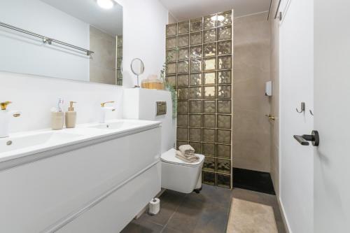 La salle de bains est pourvue de toilettes, d'un lavabo et d'une douche. dans l'établissement Bacom House completa, à Caldes de Malavella