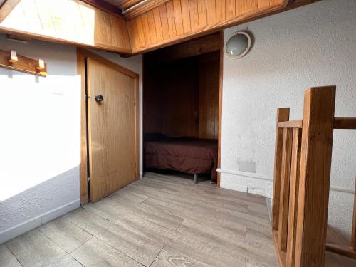 a room with a door and a room with a bed at Frontera Blanca in Pas de la Casa