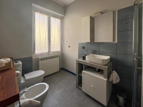a bathroom with two toilets and a sink at LIBARNA in Serravalle Scrivia