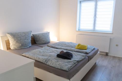 1 Schlafzimmer mit 2 Betten und einem Fenster in der Unterkunft Kajütenhus in Freest