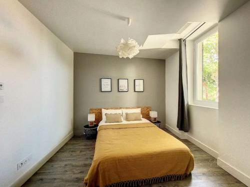 1 dormitorio con 1 cama grande con manta amarilla en La casita - Maison cocooning avec piscine, en Canet d'Aude