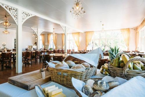 a restaurant with baskets of food on a table at Ekenäs Havshotell in Sydkoster