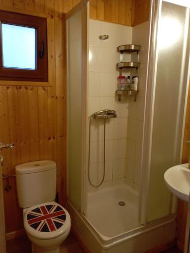 ein Badezimmer mit Dusche, Toilette und Waschbecken in der Unterkunft Chalet de Santa in Corte