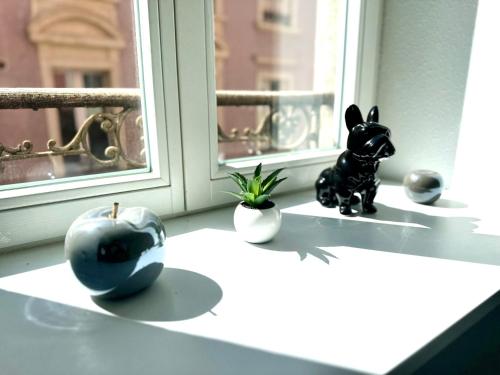 une figurine d'un lapin assis sur un rebord de fenêtre dans l'établissement The Love intimité au cœur du centre-ville, à Mulhouse