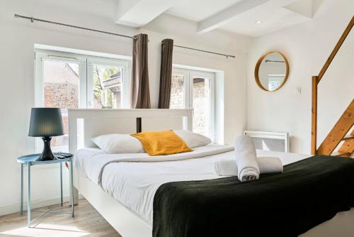 une chambre avec un grand lit blanc et un miroir dans l'établissement Lille hypercentre gares - small suite, à Lille