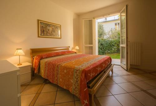 1 dormitorio con cama y ventana grande en Casa Riello, a due passi dal lago, en Padenghe sul Garda