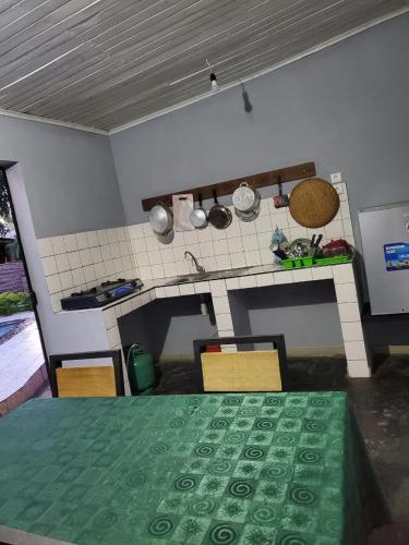 Η κουζίνα ή μικρή κουζίνα στο Bungalow chez Mouch Nosy-Be 4