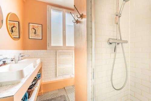 a bathroom with a sink and a shower at Appartement Cosy avec Jardin in Saint-Cloud