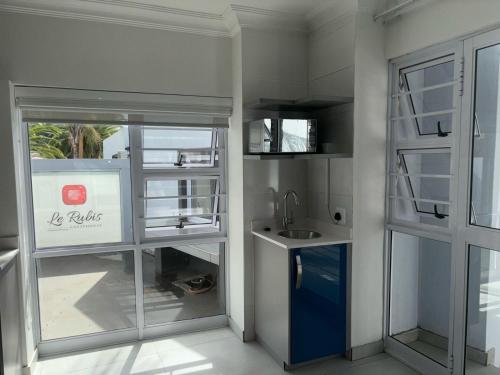 Η κουζίνα ή μικρή κουζίνα στο Le Rubis Guesthouse