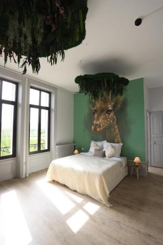 een slaapkamer met een giraffe muurschildering aan de muur bij Manoir des Rêves Sauvages in Parentignat