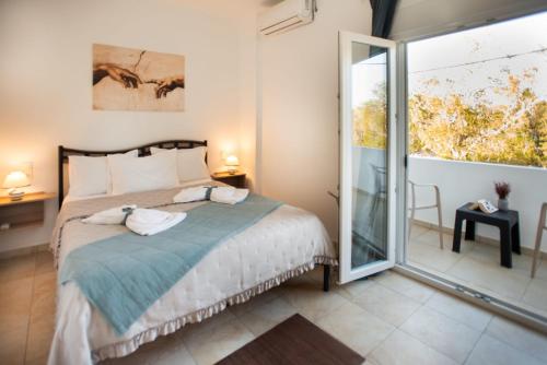 Postel nebo postele na pokoji v ubytování Afrathias Beachhouse - Cretan Hideaway