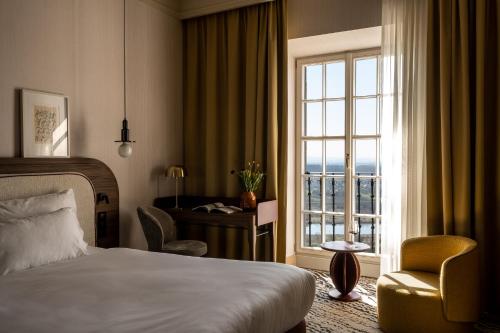 pokój hotelowy z łóżkiem i oknem w obiekcie Zinar Castle w Krakowie