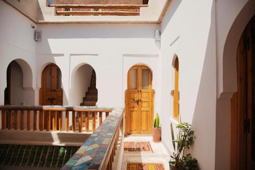 un pasillo de una casa con puertas de madera en Riad Mama, en Marrakech