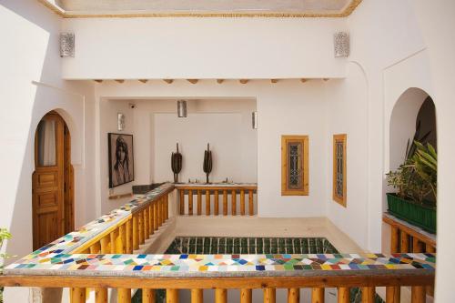 Habitación con balcón con barandilla de madera. en Riad Mama, en Marrakech