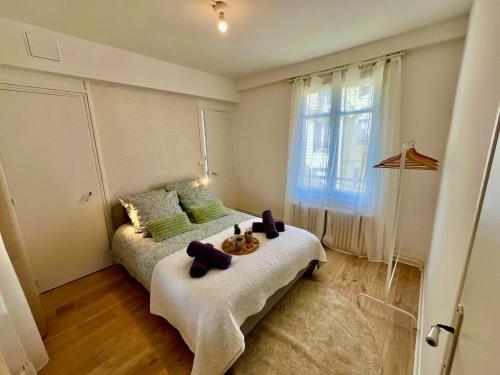 - une chambre avec un lit et une fenêtre dans l'établissement L'éclat de Dieppe, à Dieppe