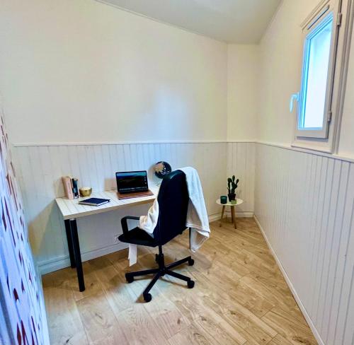 un bureau avec une chaise et un ordinateur portable dans l'établissement L'éclat de Dieppe, à Dieppe
