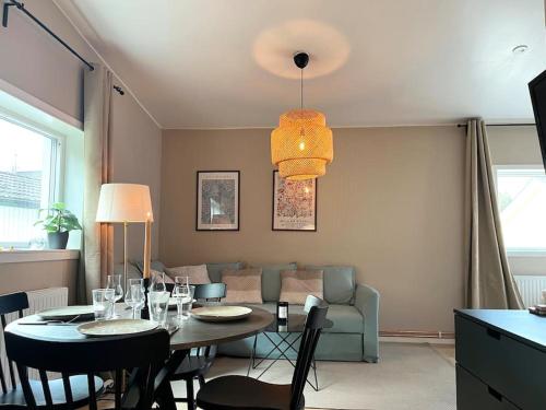 un soggiorno con tavolo e divano di Elegant house, Stockholm a Stoccolma