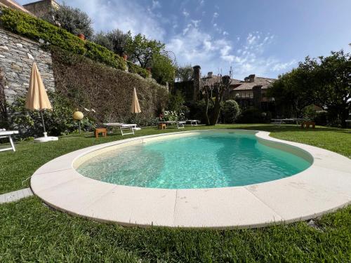 - une piscine au milieu d'une cour dans l'établissement "Villa degli Ulivi" Wonderful Villa with private pool and sea view, à Recco