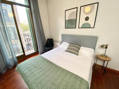 Llit o llits en una habitació de Homenfun Barcelona Las Ramblas