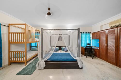 um quarto com 2 beliches e uma escada em Ocean Oasis em Bangalore