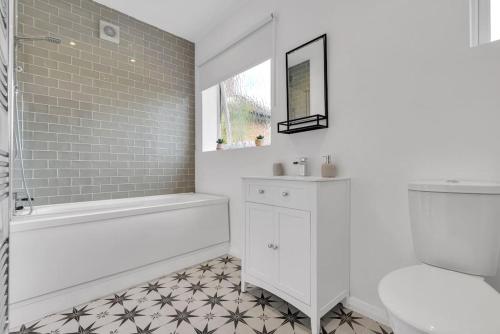 Un baño con bañera, inodoro y lavabo. en Bromstone House, Broadstairs, en Broadstairs